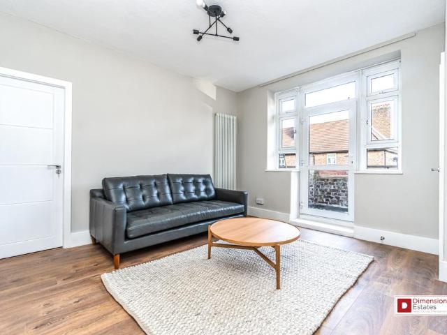Kingsmead Estate, Homerton Road. 3 bed flat to rent £2,950 pcm £681 pw