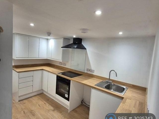 Kingsmead Square, Northwich, CW9 2 bed flat to rent £1,300 pcm £300 pw