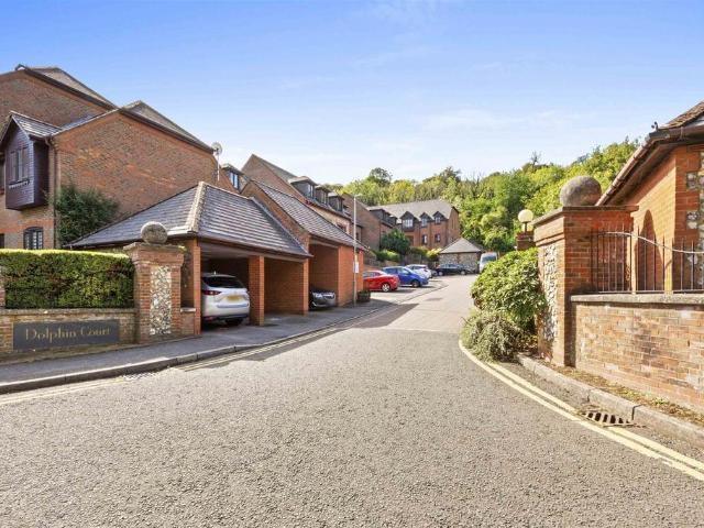 Kingsmead Road, High Wycombe HP11 1 bed apartment to rent £1,200 pcm £277 pw