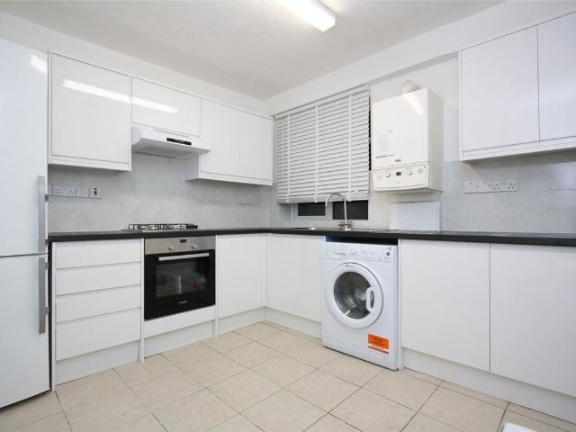 Kingsnympton Park, Kingston Upon Thames KT2, 3 bed flat to rent, £2,300 pcm | PrimeLocation
