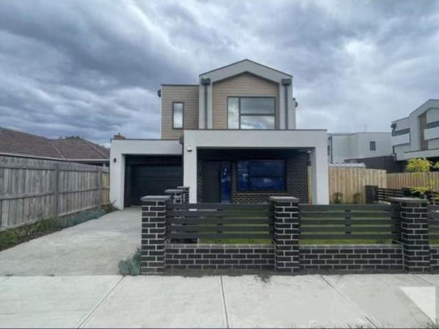 Kingsbury 3BR Morden Townhouse with 2 Car Space