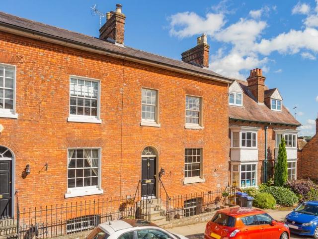 Kingsbury Street Marlborough SN8 4 bed terraced house to rent £2,400 pcm £554 pw