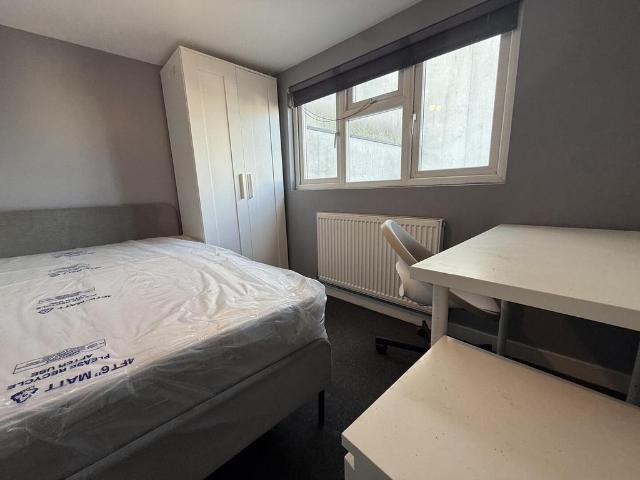 Kingsbury Road 1 bed in a house share to rent £700 pcm £162 pw