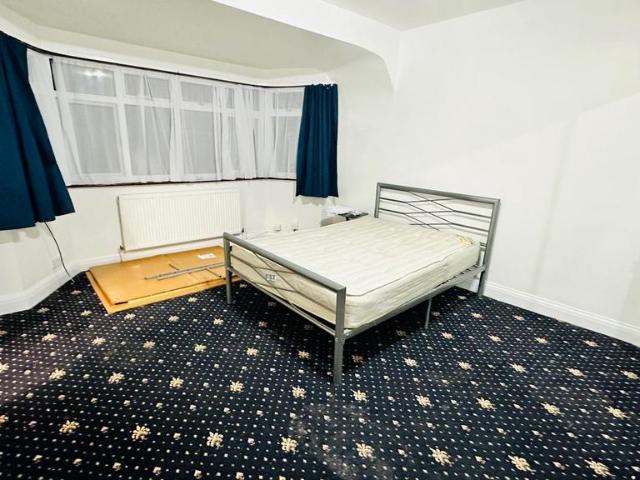 Kingsbury Road, London NW9 House share to rent £980 pcm £226 pw