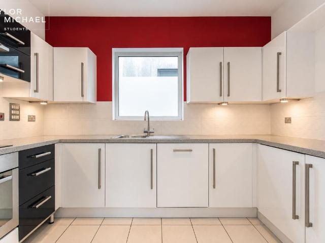 Kingscote Way, Brighton BN1, 3 bed shared accommodation to rent, £2,600 pcm | PrimeLocation