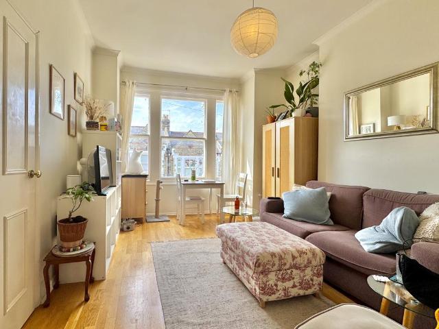 Kingscourt Road, LONDON 2 bed flat to rent £1,900 pcm £438 pw