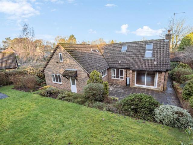 Kingsdale Road, Berkhamsted. 4 bed bungalow to rent £2,850 pcm £658 pw