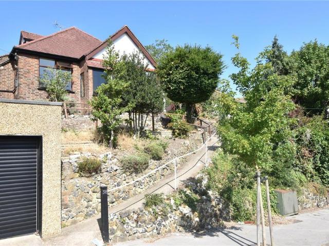 Kingsdown Avenue, South Croydon, CR2 2 bed bungalow to rent £2,400 pcm £554 pw