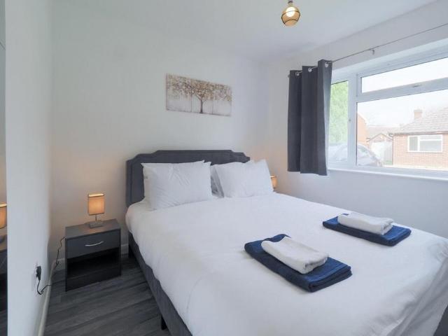 Kingsfield Gardens, Woking GU22 1 bed in a house share to rent £675 pcm £156 pw