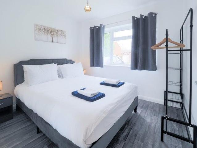 Kingsfield Gardens, Woking GU22 1 bed in a house share to rent £675 pcm £156 pw