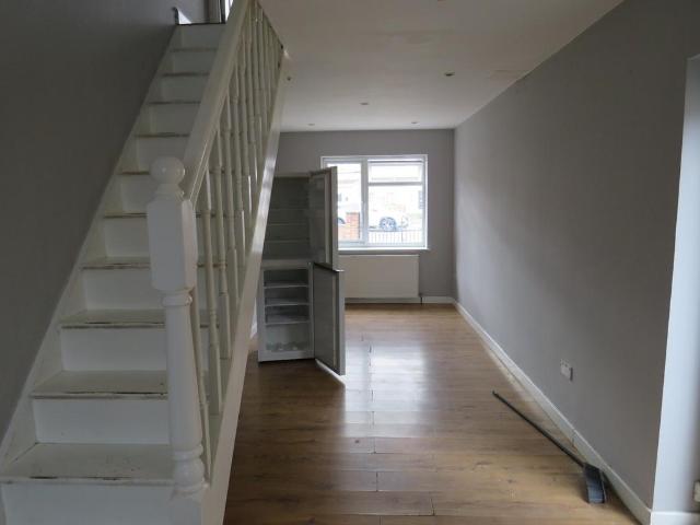 Kingshill Avenue, Hayes UB4 2 bed terraced house to rent £1,550 pcm £358 pw