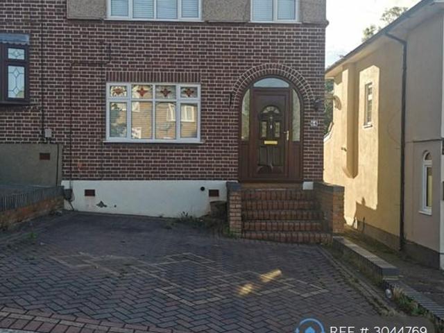 Kingshill Avenue, Romford, RM5 3 bed semi detached house to rent £2,200 pcm £508 pw