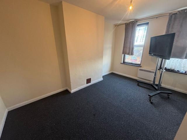 Kingshill Avenue UB4, 4 bed flat to rent, £2,500 pcm | PrimeLocation