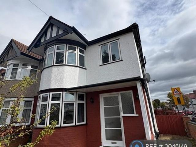 Kingshill Drive, Harrow, HA3 3 bed semi detached house to rent £2,650 pcm £612 pw