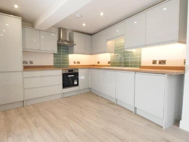 Kingshill, Nailsea, Bristol. 3 bed semi detached house to rent £1,595 pcm £368 pw