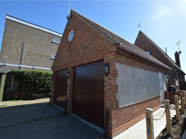 Kingsland Beach, West Mersea. Studio to rent £800 pcm £185 pw