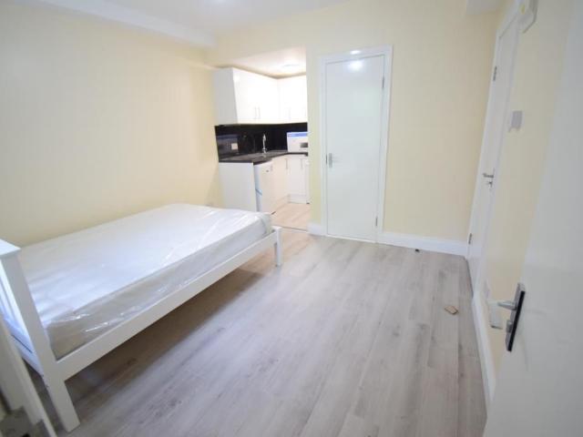 Kingsland Road, Dalston, London E8, Studio to rent, £1,100 pcm | PrimeLocation