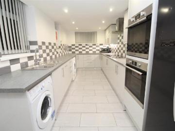 Kingsland Terrace, Pontypridd CF37 5 bed house to rent £2,250 pcm £519 pw
