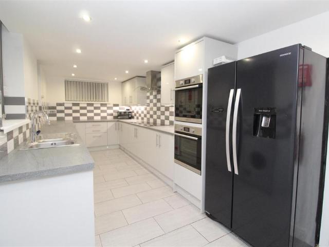 Kingsland Terrace, Pontypridd CF37 6 bed house to rent £2,250 pcm £519 pw