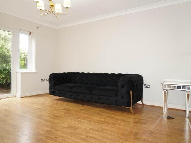 Kingsleigh Close, Brentford 4 bed house to rent £2,950 pcm £681 pw