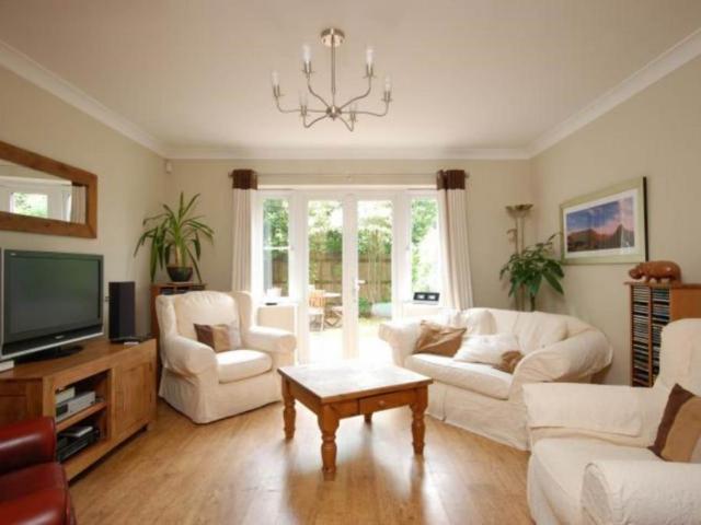 Kingsleigh Close, Brentford 4 bed retirement property to rent £2,950 pcm £681 pw