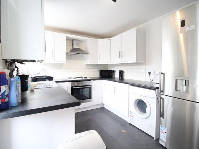Kingsley Avenue, Englefield Green, Egham TW20, 4 bed shared accommodation to rent, £650 pcm | PrimeLocation