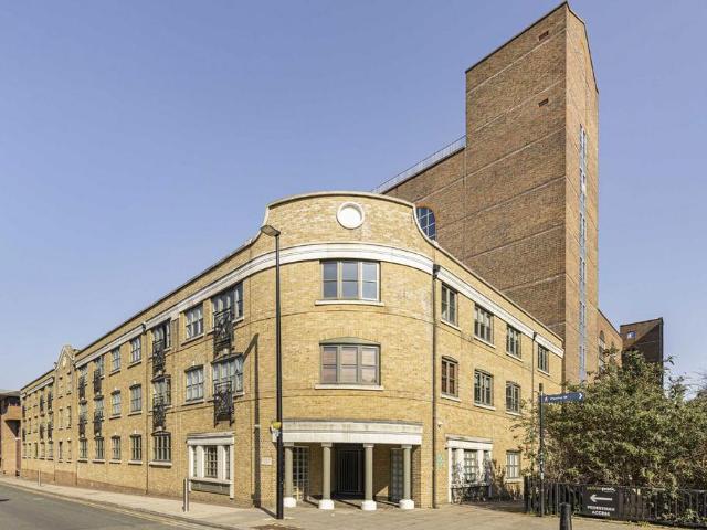 Kingsley Mews, London E1W 2 bed flat to rent £2,350 pcm £542 pw