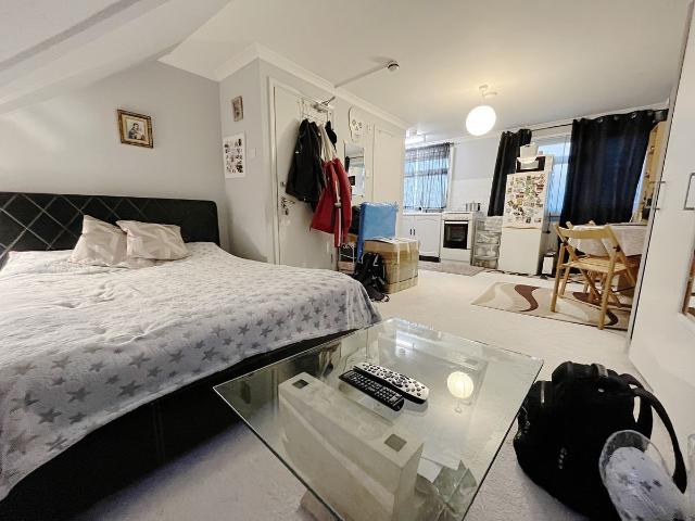 Kingsley Road, Hounslow TW3, Studio to rent, £1,150 pcm | PrimeLocation