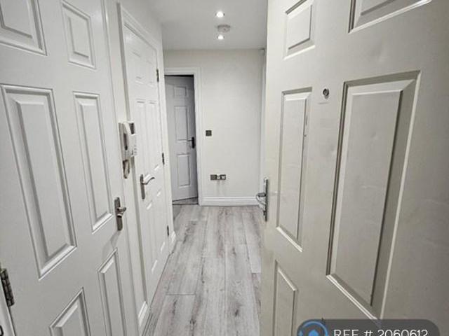Kingsquarter, Maidenhead, SL6 2 bed flat to rent £1,750 pcm £404 pw