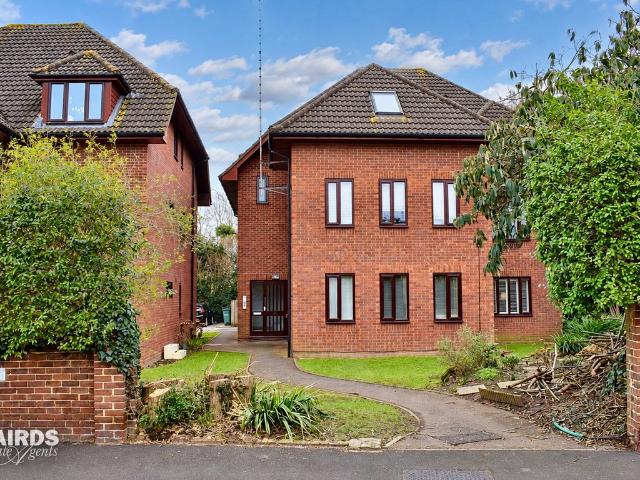 Kingston Avenue, Leatherhead, Surrey KT22, 1 bed flat to rent, £1,500 pcm | PrimeLocation