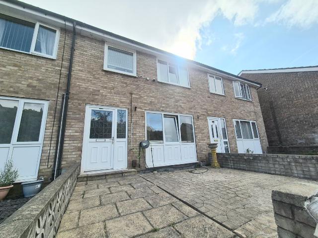 Kingston Close, Halifax HX1, 3 bed terraced house to rent, £950 pcm | PrimeLocation