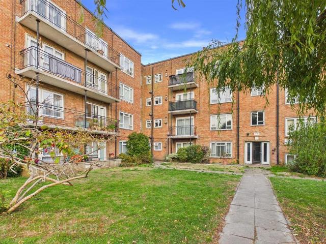 Kingston Close, Hove 2 bed flat to rent £1,400 pcm £323 pw