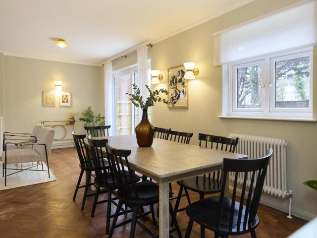 Kingston Hill Kingston KT2 5 bed detached house to rent £5,980 pcm £1,380 pw