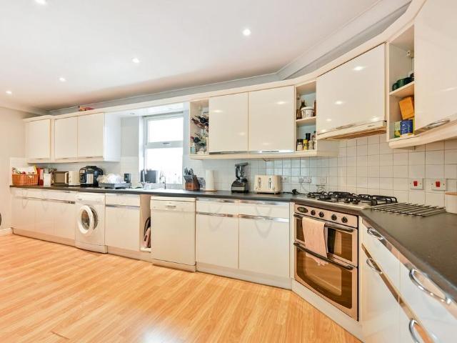 Kingston Hill, Kingston, Kingston. 2 bed flat to rent £2,150 pcm £496 pw