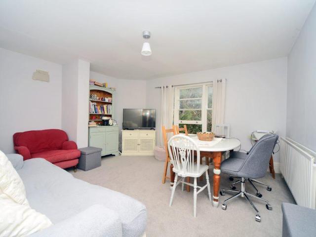 Kingston Hill, Kingston upon Thames KT2 2 bed apartment to rent £1,995 pcm £460 pw