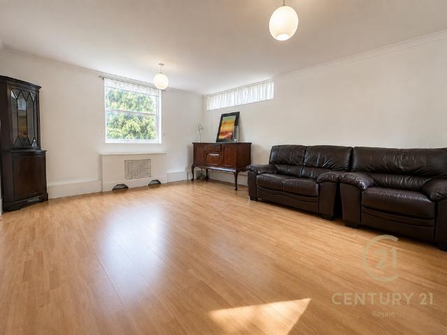 Kingston Hill, KINGSTON UPON THAMES KT2 2 bed flat to rent £1,900 pcm £438 pw
