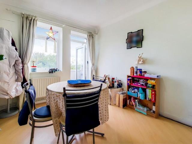 Kingston Hill, Kingston upon Thames, KT2 3 bed flat to rent £2,600 pcm £600 pw
