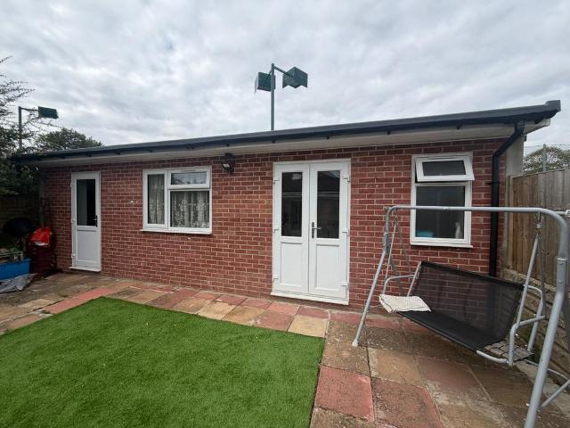 Kingston Road, Ashford, Surrey, TW15 Studio to rent £950 pcm £219 pw