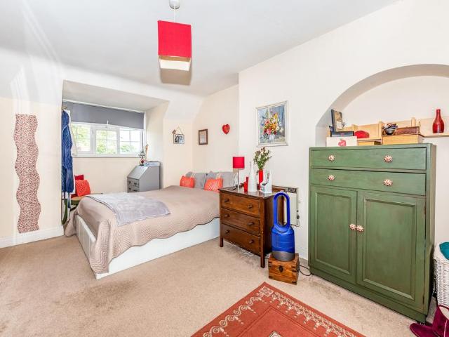 Kingston Road, Epsom, KT19 3 bed flat to rent £1,950 pcm £450 pw