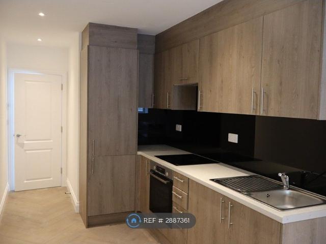 Kingston Road, Epsom KT19, 2 bed flat to rent, £1,700 pcm | PrimeLocation