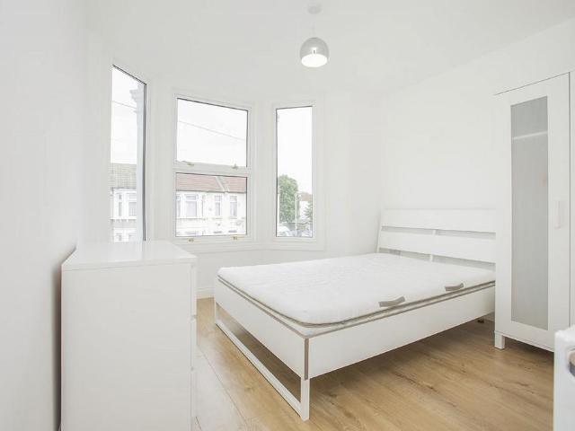 Kingston Road, Essex IG1 1 bed in a house share to rent £850 pcm £196 pw