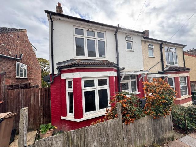 Kingston Road, High Town, Luton 3 bed semi detached house to rent £1,475 pcm £340 pw