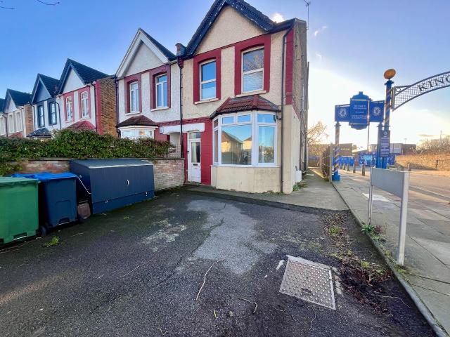 Kingston Road, Kingston Upon Thames KT1, 2 bed flat to rent, £1,675 pcm | PrimeLocation