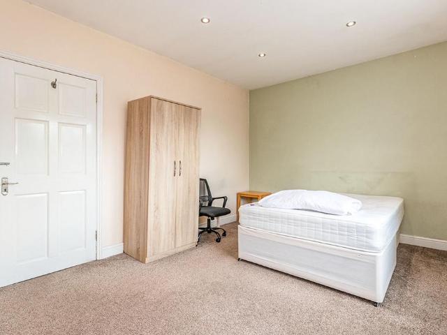 Kingston Road, Kingston upon Thames KT1 House share to rent £850 pcm £196 pw