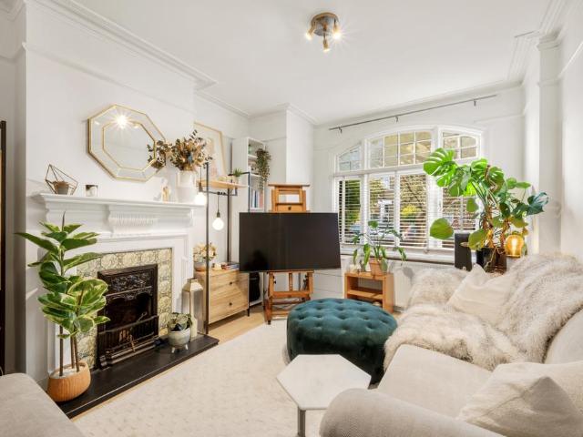 Kingston Road, London SW20 1 bed maisonette to rent £1,700 pcm £392 pw