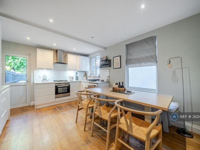 Kingston Road, London, SW20 2 bed flat to rent £2,250 pcm £519 pw