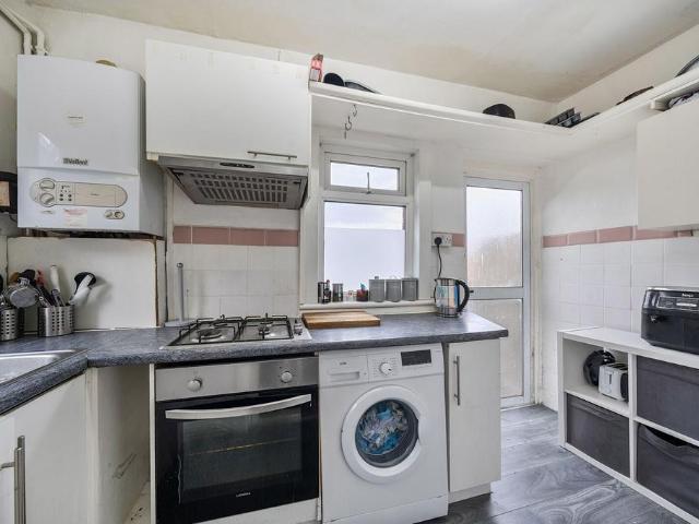 Kingston Road, Raynes Park, London, SW20 2 bed maisonette to rent £3,400 pcm £785 pw