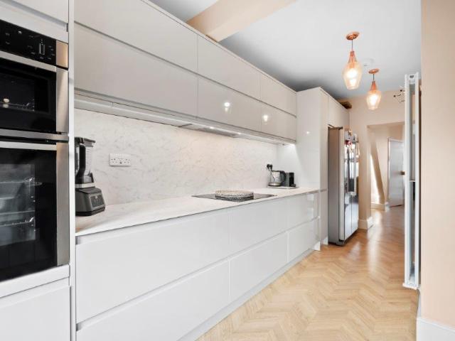Kingston Road, Raynes Park, London, SW20 3 bed terraced house to rent £3,950 pcm £912 pw
