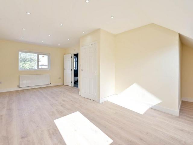 Kingston Road, Raynes Park, London, SW20 4 bed flat to rent £4,200 pcm £969 pw
