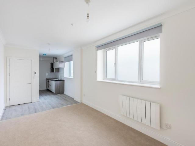 Kingston Road, Raynes Park Studio to rent £1,200 pcm £277 pw